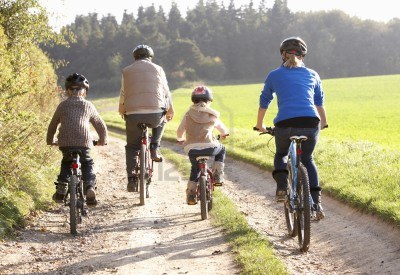 9197726-giovani-genitori-con-bambini-giro-in-bici-nel-parco