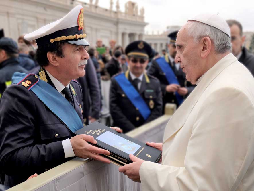 Papa Francesco incontra il comandante dei vigili brugheresi Pierangelo Villa