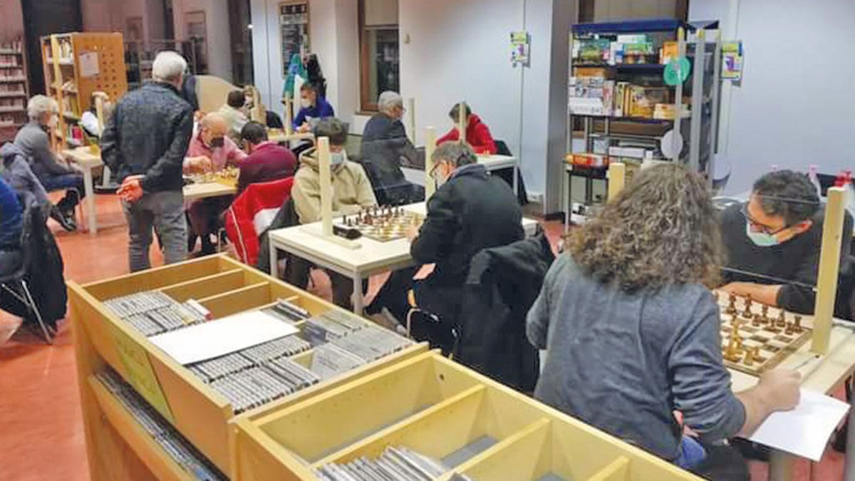Torneo di scacchi in biblioteca