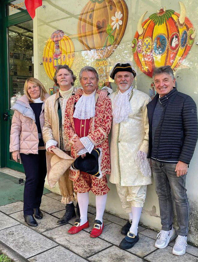 Da sinistra la maestra Lidia Diurno e i membri della Compagnia della mongolfiera Edilio Maino, Raimondo Messina, Giancarlo Quadrio e Sergio Maino