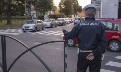Agente di Polizia Locale in via Vittorio Veneto (foto di Jahela Paglione)