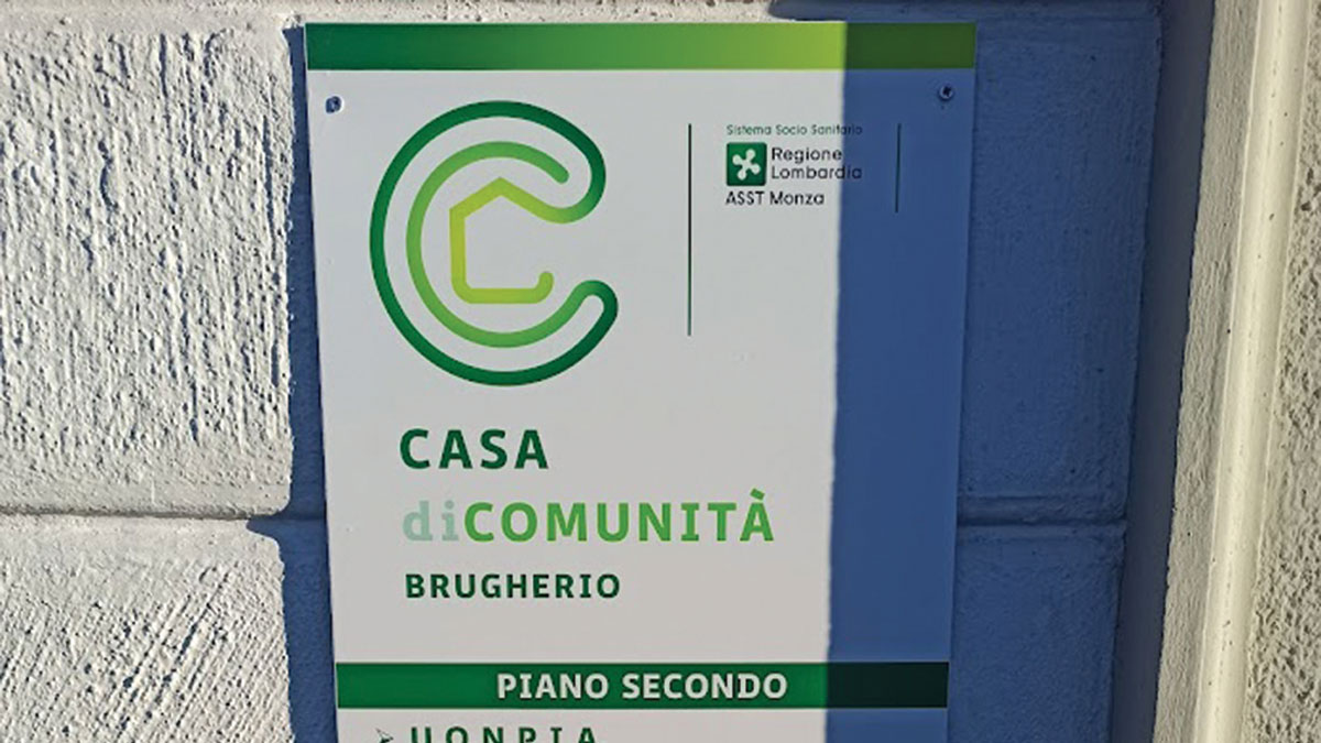 Il cartello della Casa di Comunità che è stato posizionato all'ingresso della palazzina dell'ASST in viale Lombardia
