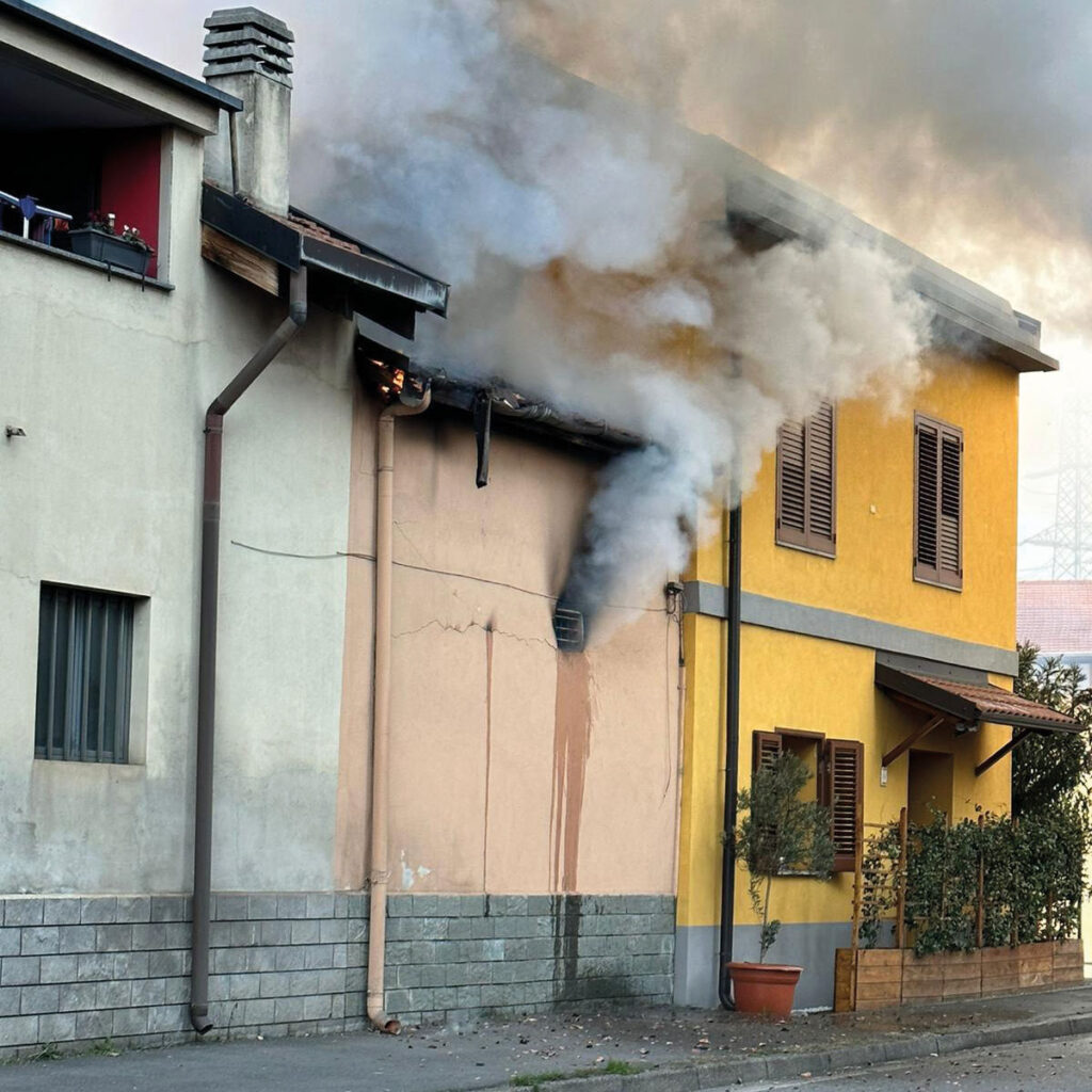 L'incendio scatenatosi in una cantina di via San Maurizio al Lambro