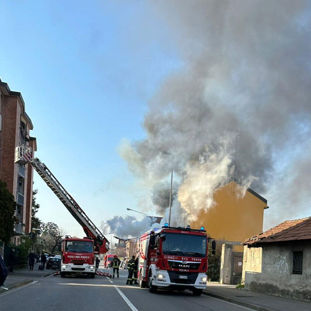 L'incendio scatenatosi in una cantina di via San Maurizio al Lambro