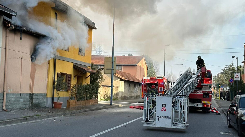 L'incendio scatenatosi in una cantina di via San Maurizio al Lambro