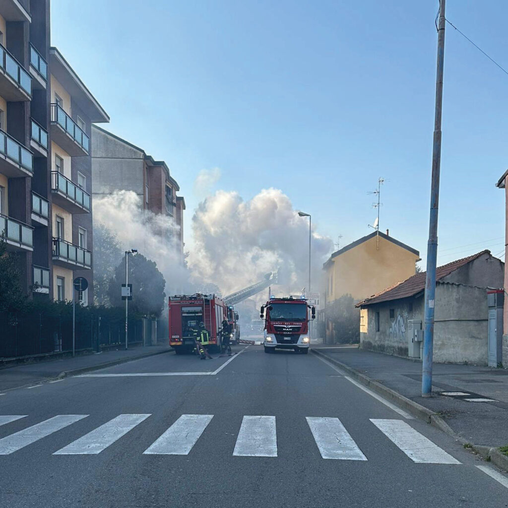 L'incendio scatenatosi in una cantina di via San Maurizio al Lambro