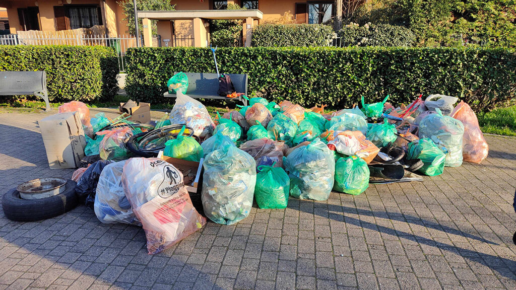 La raccolta dei rifiuti con l'associazione Plastic Free a Baraggia