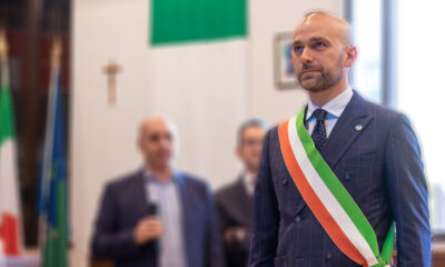 Roberto Assi mercoledì 17 maggio dopo aver indossato per la prima volta la fascia da sindaco di Brugherio