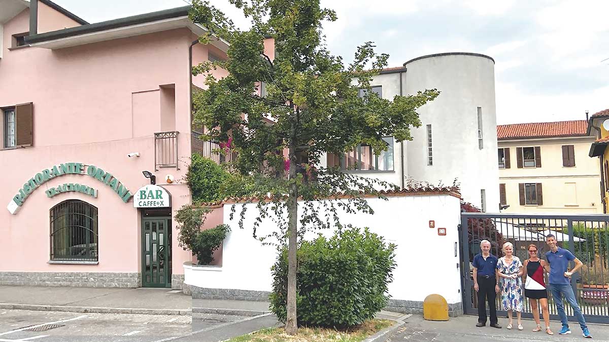 Pier Luigi, Enrica, Laura e Alberto Pavarelli davanti al ristorante Oriani