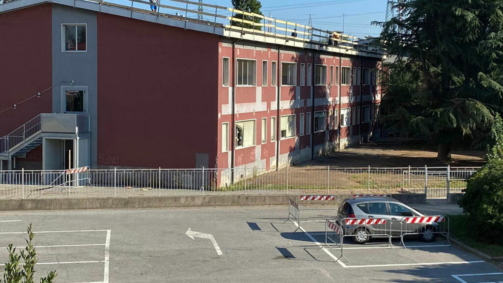 Il tetto della scuola Fortis in fase di ricostruzione