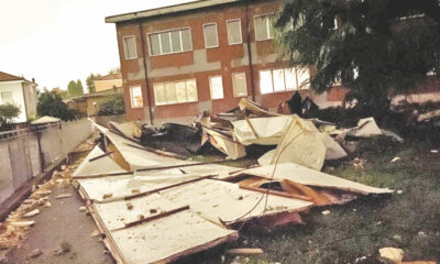 Il tetto della scuola Fortis distrutto dal maltempo a luglio (foto da Facebook di Mariele Benzi)