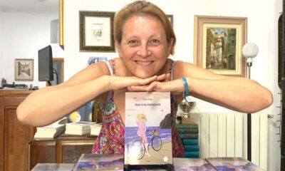 Serena Raggi con il suo romanzo (foto dal sito serenaraggi.it)