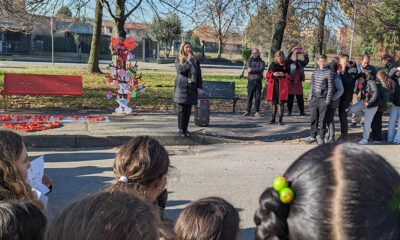 La vicesindaco Mariele Benzi inaugura la panchina rossa in piazza don Camagni insieme agli alunni delle scuole Kennedy e Don Camagni