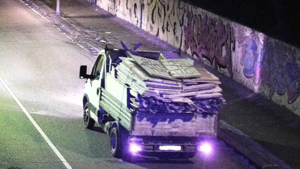 Il camion carico di legna che poi, secondo la ricostruzione della Polizia Locale, abbandonerà a bordo strada