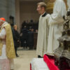 Il reliquiario con le reliquie dei Magi al termine della Messa dell'Epifania celebrata nel 2014 dal cardinale Dionigi Tettamanzi. foto di roberto Fointana