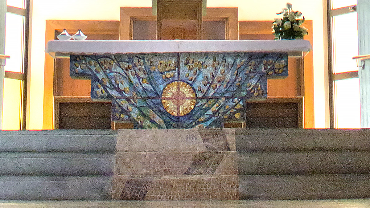 L'altare della chiesa di san Carlo a Brugherio