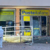L'ufficio postale di Brugherio dopo lo scoppio della notte tra il 30 aprile e il primo maggio (foto di M.A.)